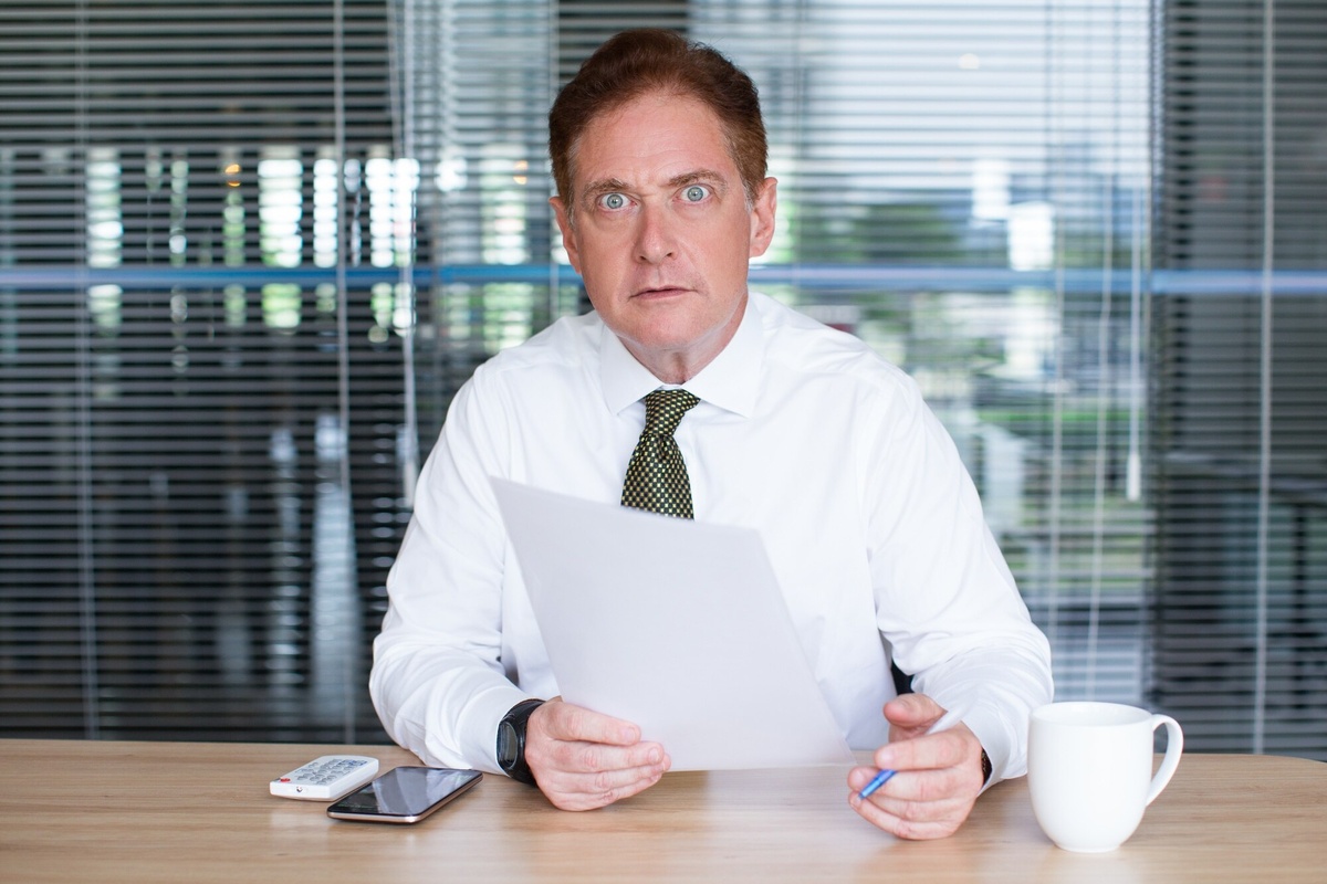 Источник https://img.freepik.com/free-photo/shocked-mature-business-man-working-desk_1262-3081.jpg?t=st=1772694663~exp=1772698263~hmac=5e3929f378185bcede1e22eb5a80b6bf46b45b6b582fa4cb83aa0e6b3946c59e&w=2000