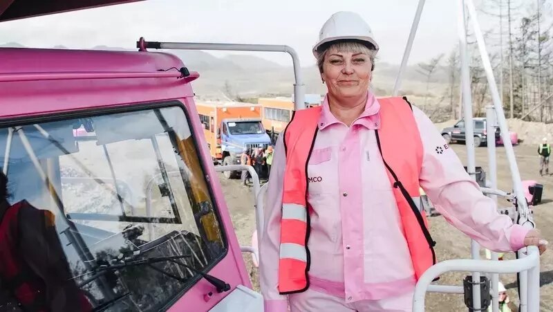    Светлана Хохлова за рулем гигантского самосвала нашла свою свободу и профессию, которую по-настоящему любит Фото: пресс-служба Восточной горнорудной компании