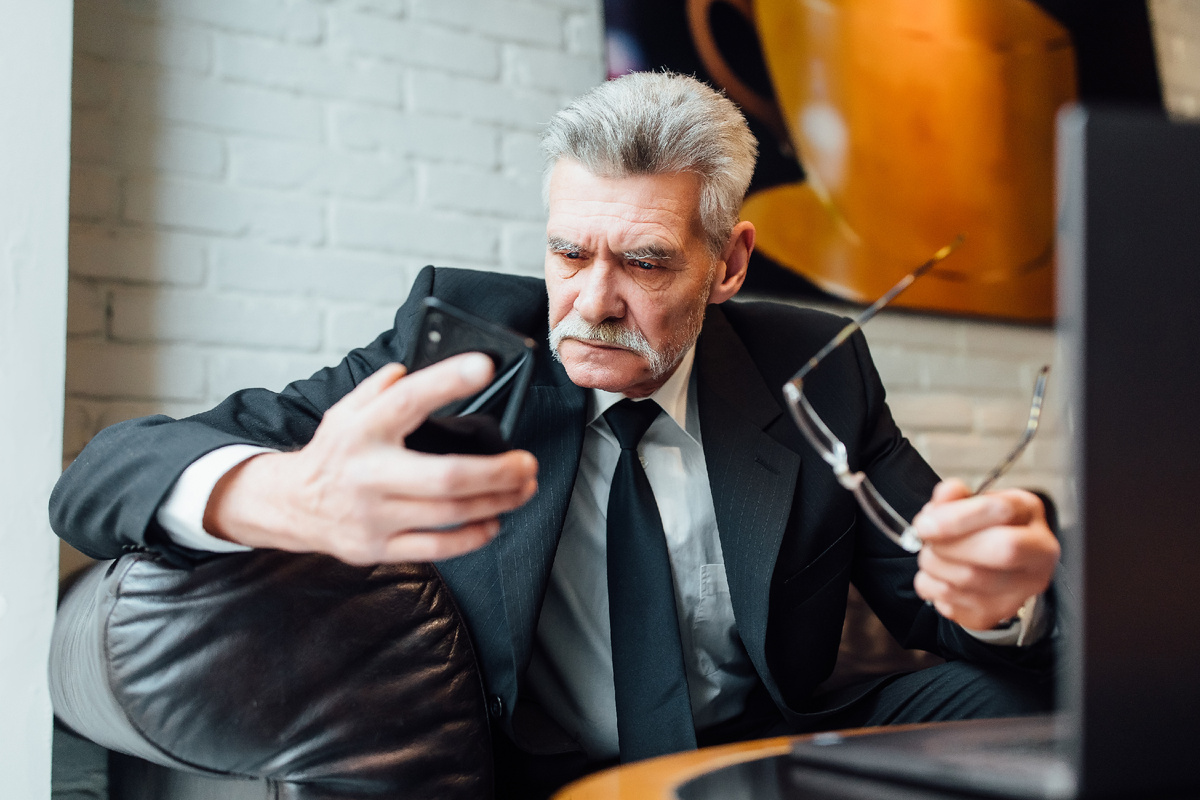 Источник https://ru.freepik.com/free-photo/middle-aged-unhappy-businessman-modern-restaurant-using-laptop-phone_17858831.htm#fromView=search&page=1&position=3&uuid=5cefd8e3-c241-4364-a6fe-4dcc6785c966&query=%D0%B2%D0%BB%D0%B0%D0%B4%D0%B5%D0%BB%D0%B5%D1%86+%D0%B1%D0%B8%D0%B7%D0%BD%D0%B5%D1%81%D0%B0+%D0%B7%D0%BB%D0%BE%D0%B9