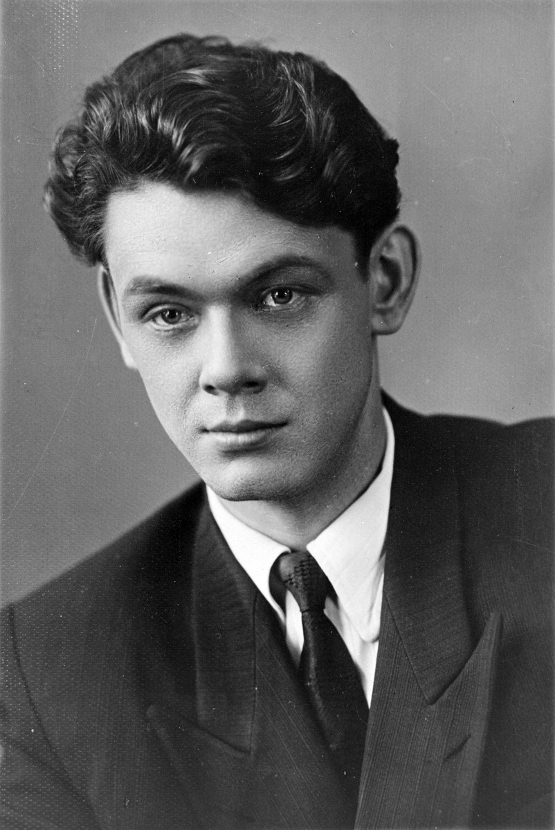 Ю.А. Гуляев. Певец. Портрет погрудный. Из фондов Музея музыки.