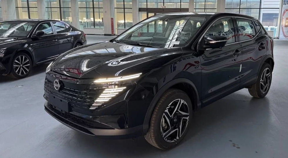 Обновлённые кроссоверы Nissan Qashqai начали продавать в России с мотором 2 л. Сколько стоят?