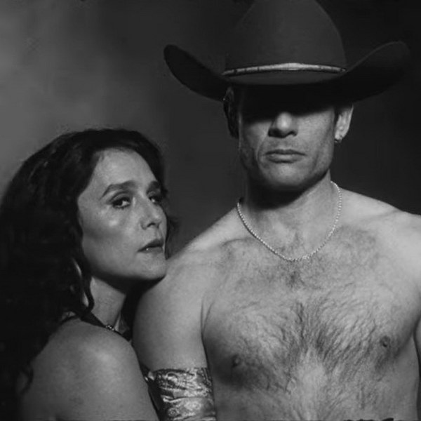     Джеймс Нортон стал сексуальным ковбоем в клипе Джесси Уэйр