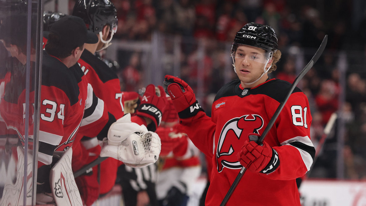    Форвард «Нью-Джерси» Арсений Грицюк набрал два очка в матче с «Торонто» (4:3 Б).Imagn Images USA Today Sports