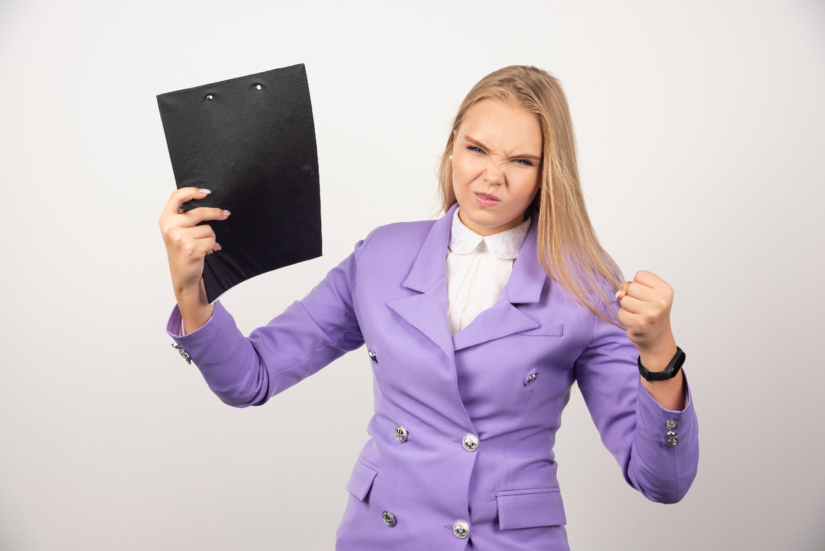 Источник https://ru.freepik.com/free-photo/young-angry-woman-with-pencil-tablet-white_16927174.htm#fromView=search&page=4&position=47&uuid=5cefd8e3-c241-4364-a6fe-4dcc6785c966&query=%D0%B2%D0%BB%D0%B0%D0%B4%D0%B5%D0%BB%D0%B5%D1%86+%D0%B1%D0%B8%D0%B7%D0%BD%D0%B5%D1%81%D0%B0+%D0%B7%D0%BB%D0%BE%D0%B9