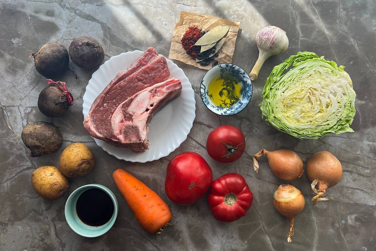 Говядина на кости-700,800г(грудинка или рёбрышки).                                                                      Свёкла-2 средних штуки.                                            Капуста белокачаная-300г.                                           Картофель-4,5 штук.                                                       Морковь-1большая.                                                                                                                         Лук репчатый-2головки                                               Томатная паста-2столовых ложки.                           Чеснок-3,4зубчика                                                         Уксус яблочный-1чайная ложка(наш секрет!)  Лавровый лист,перец горошком,соль-по вкусу. Сметана и зелень-для подачи.                    