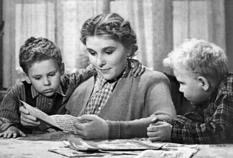 Вера Васильева сыграла роль мамы мальчиков. Фото: кадр фильма "Чук и Гек" (1953)