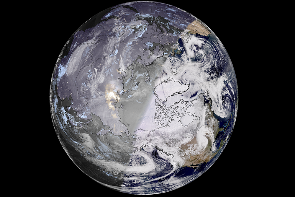    Вид на Северное полушарие Земли: граница дня и ночи четко разделяет планету на две половины. / Фото: CSU/CIRA & NOAA/NESDIS