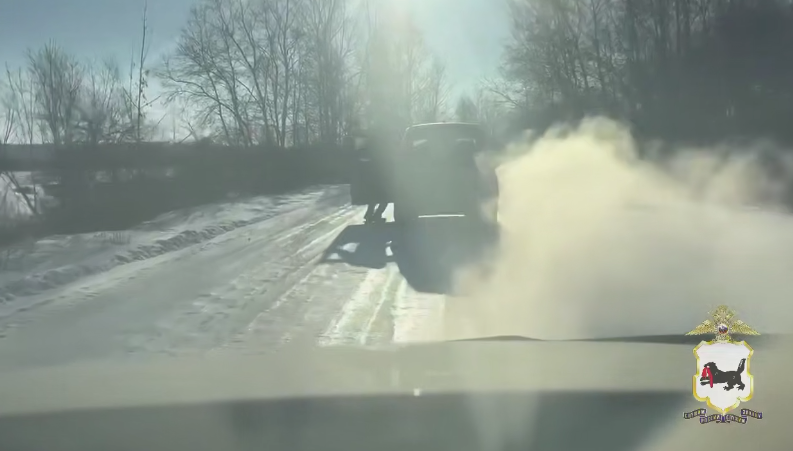    Полицейские на ходу запрыгнули в машину наркосбытчицы в Иркутской области
