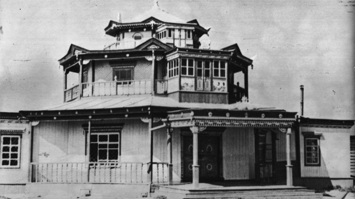Первый Цогчен дуган (главный храм) в Иволгинском дацане 1950-е (Музей истории Иволгинского дацана)