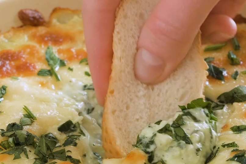 Сливочно-шпинатный соус с чесноком, сметаной и тремя видами сыра