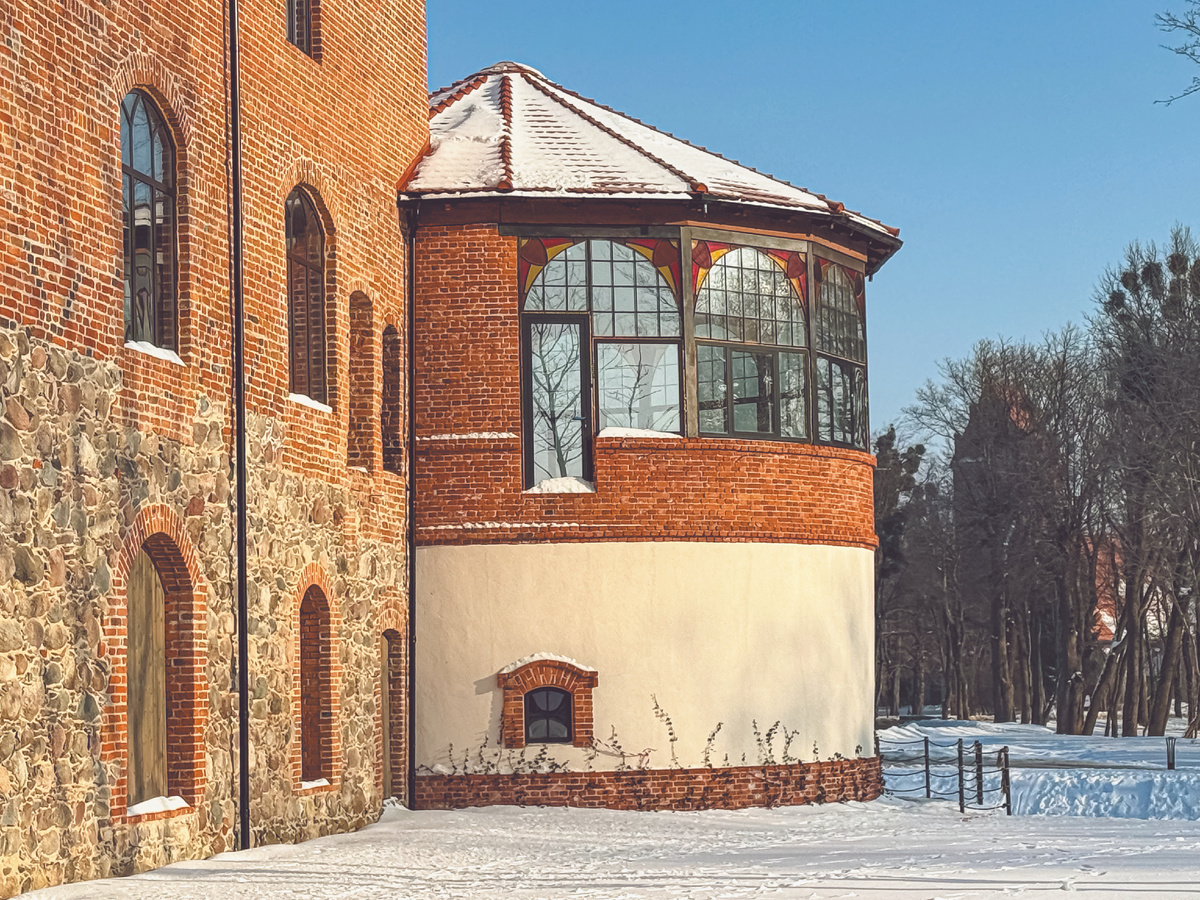 Замок Нойхаузен, в котором открыты музей и культурный центр, управляется епархией Русской Православной церкви