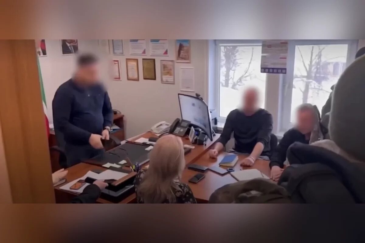    По версии следствия, они получали взятки от коммерсантов за право организовывать фотосъемку на популярных экскурсионных теплоходах.