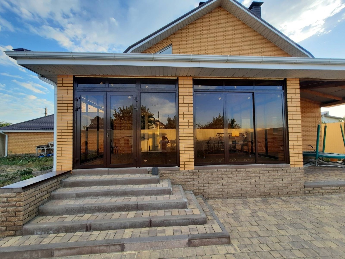 Современная веранда с панорамным остеклением. 