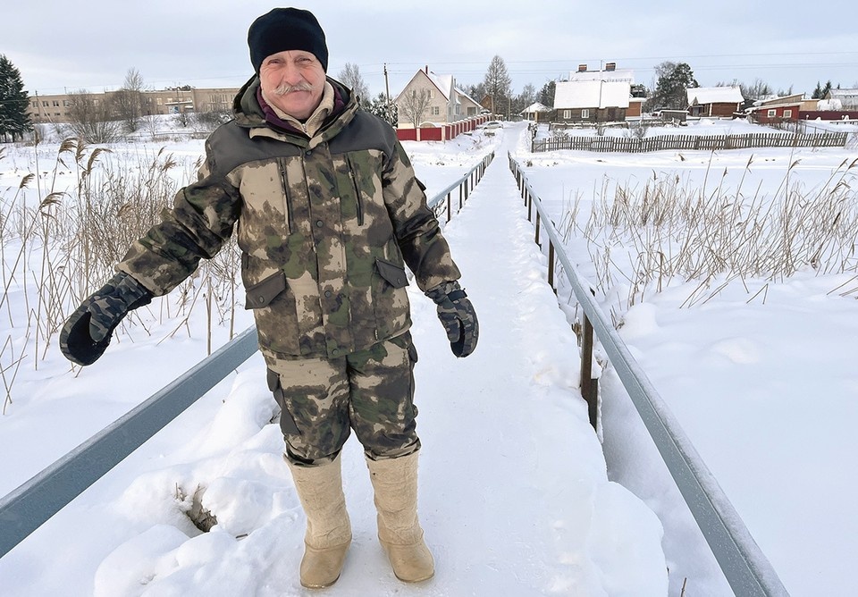    Николай Соколов сам построил мост в посёлке Непотягово Вологодской области. Павел КЛОКОВ