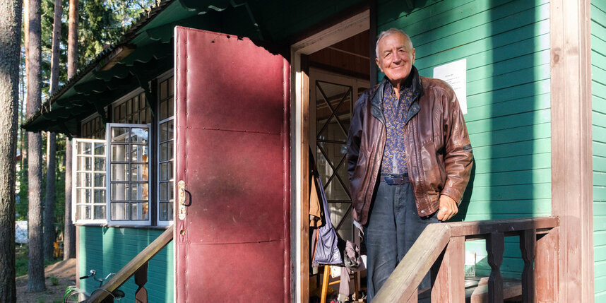    Писатель Валерий Попов на крыльце ахматовской "будки" в КомаровоАлена Бобрович