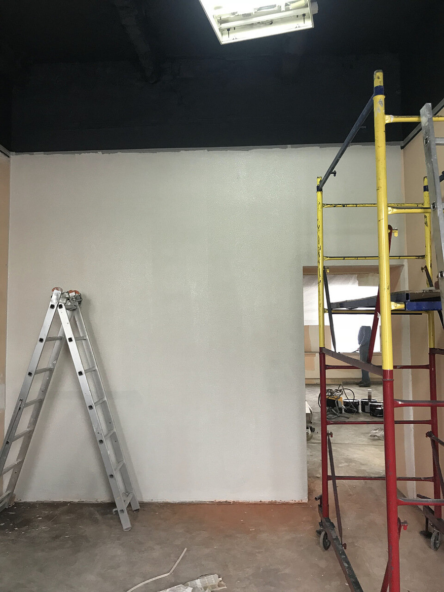 Изготовление школьной доски в офисе компании Lingualeo