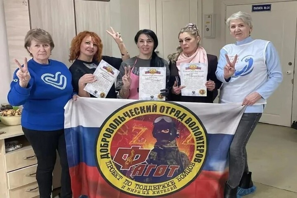    Ирина Шкитова (справа) отдала не один год помощи армии. Фото: группа "Фагот"