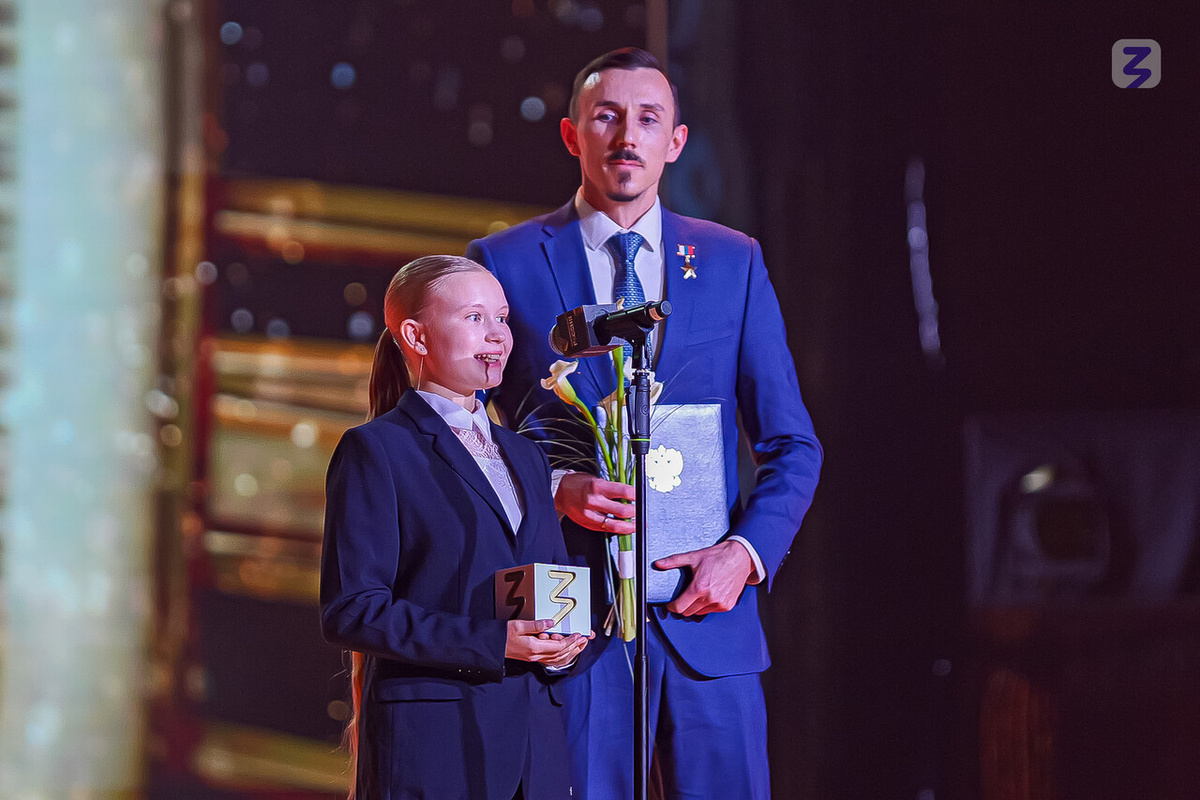 Престижную награду Алене Варлашовой вручил Герой России Андрей Митяшин.  Фото: Фото предоставлено пресс-службой Российского общества «Знание»