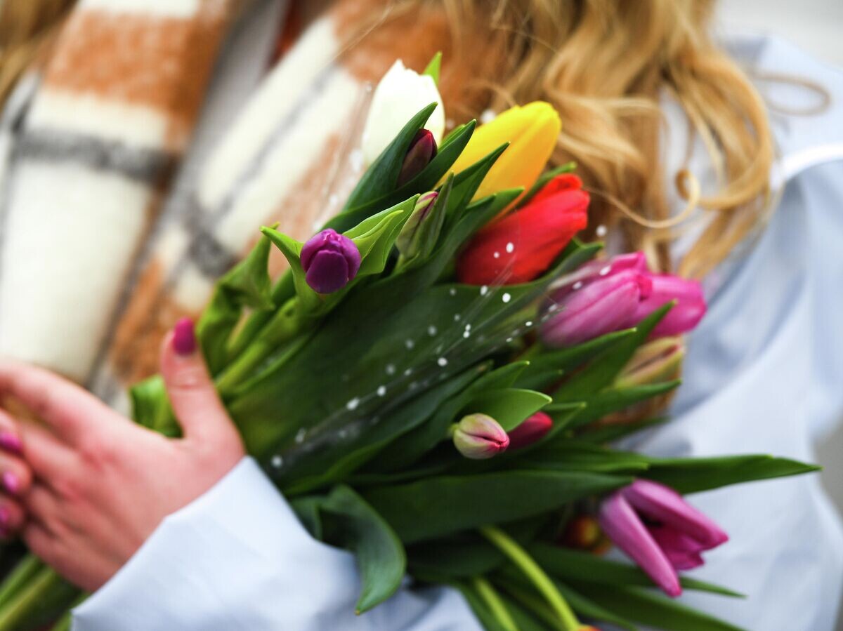    Девушка с тюльпанами | © РИА Новости / Рамиль Ситдиков