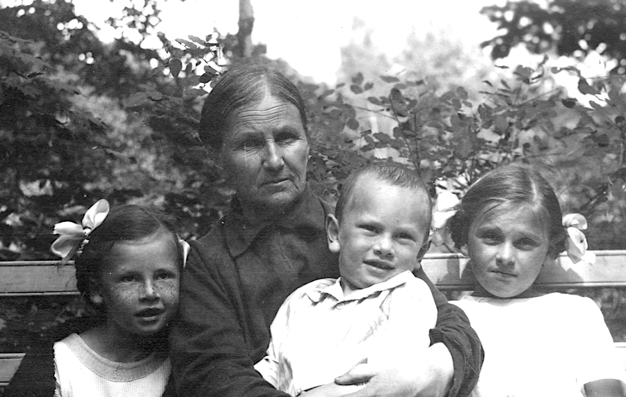 Юл Бриннер с мамой, сестрой Верой и двоюродной сестрой Ириной, 1924г