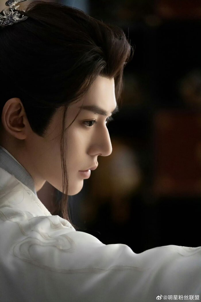    Один из снимков, который нетизены использовали, чтобы доказать, что на фото Дэн Вэй. Источник: Weibo