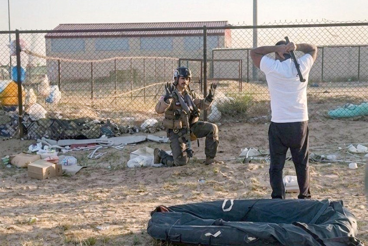    Житель Кувейта угрожает пилоту сбитого американского самолета./Соцсети