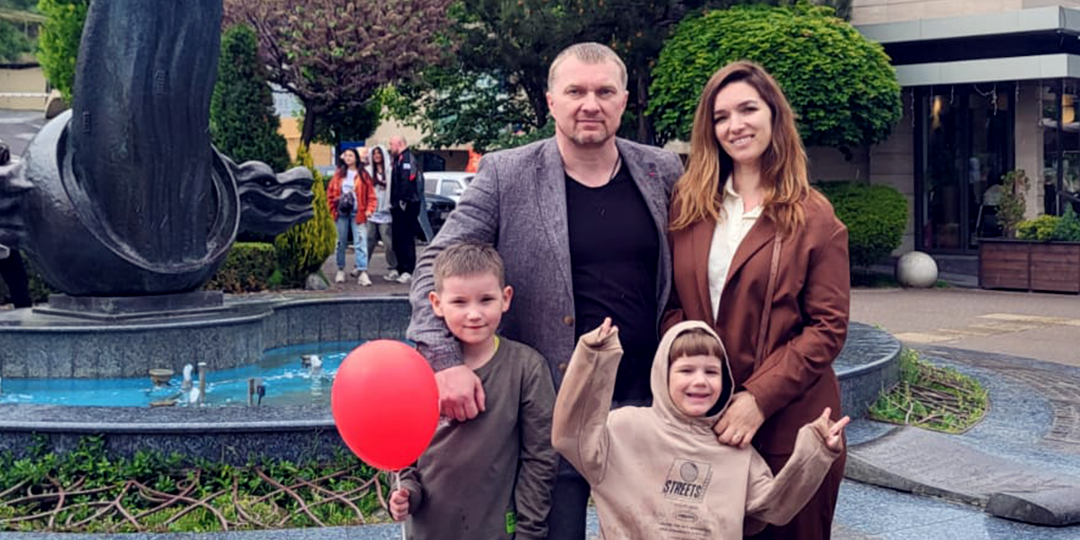 Директор детдома сказала братьям: «Это ваши приёмные мама и папа»
