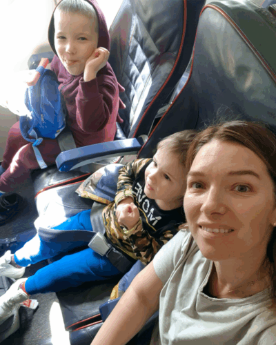 Татьяна с мальчиками в самолете. Летят домой.