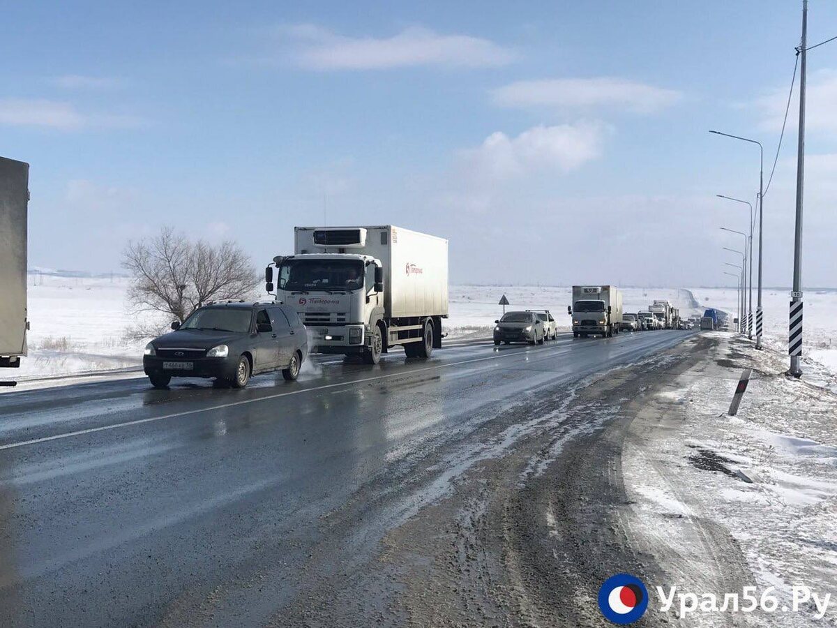    Пробка на выезд из Орска растянулась на несколько километров: обстановка на трассах на востоке Оренбургской области