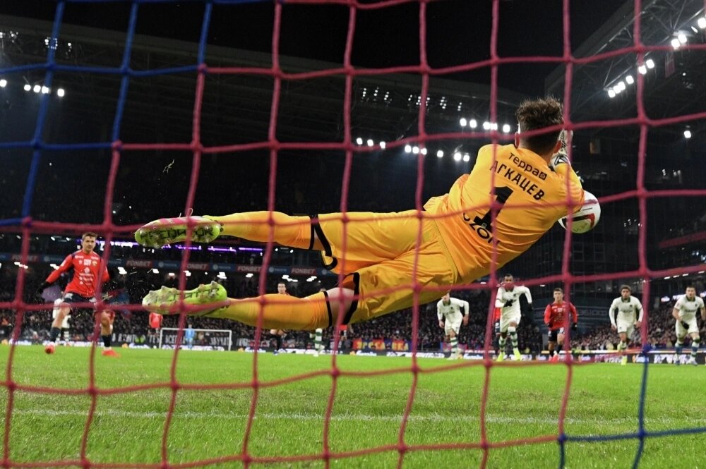    Вратарь Станислав Агкацев (Краснодар) отбивает пенальти в полуфинальном матче Кубка России по футболу «Путь РПЛ» в Москве. Фото: РИА Новости/ Алексей Филиппов