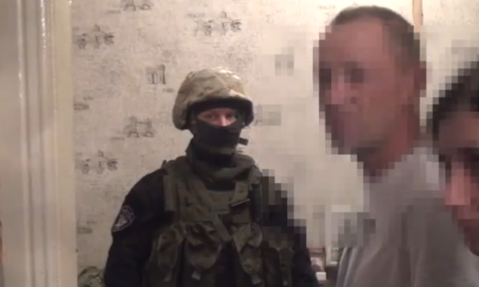Фото: кадр с задержания, видео 55.мвд.рф