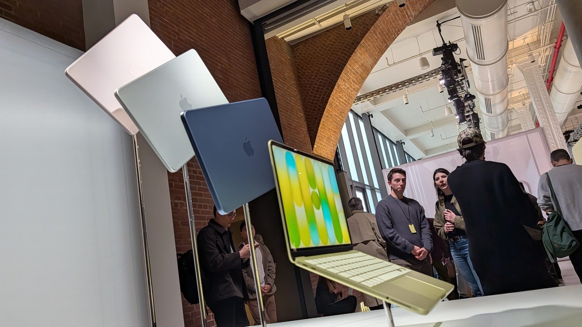    Apple очень эффектно демонстрирует новый дешевый ноутбук. Изображение: uk.pcmag.com