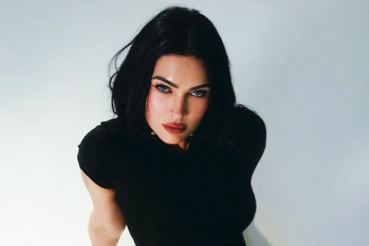     Меган Фокс в стрингах после четвертых родов повторила культовую позу Кендалл Дженнер