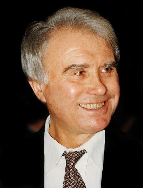 Владимир Никитович Маслаченко (5 марта 1936, Васильковка, Днепропетровская область — 28 ноября 2010, Москва) — советский футболист, вратарь. Чемпион Европы (1960). Мастер спорта СССР (1958)[3]. Заслуженный мастер спорта СССР (1969). Один из лучших советских вратарей конца 1950-х — первой половины 1960-х годов. После завершения футбольной карьеры стал одним из видных спортивных комментаторов СССР, а потом и России, а также ведущим футбольных телепередач. Жил и работал в Москве