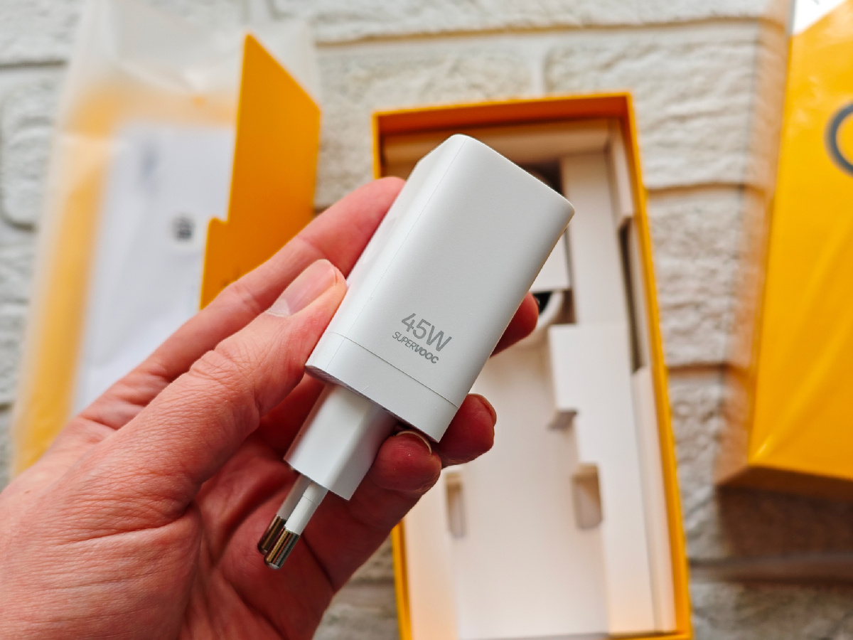 Комплект к минусам не относится: зарядка, чехол, на экране защитная плёнка. 