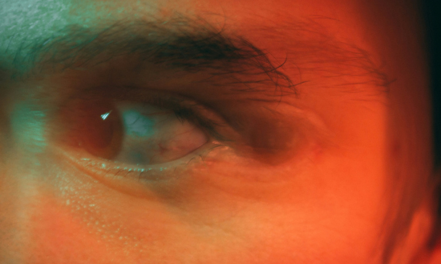 Не смотреть назад: как движения глаз помогают справляться с тяжелыми воспоминаниями