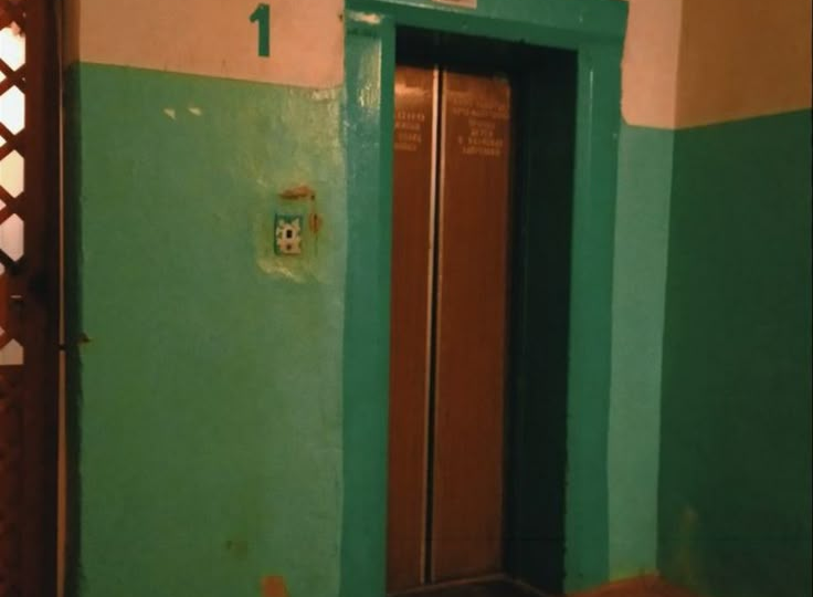 «Синяя панель» и «красный ковер»: почему в СССР красили подъезды именно так (и это гениально, а не убого)