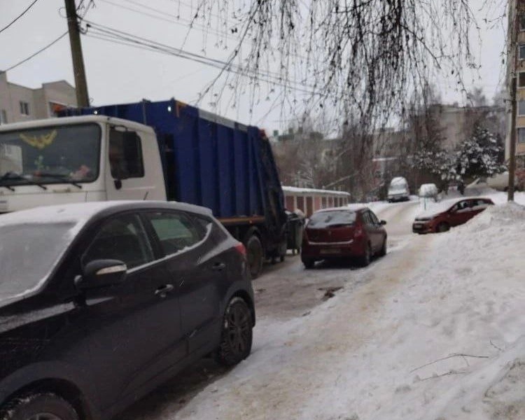     В Курске составили более 30 протоколов за парковку около мусорной площадки
