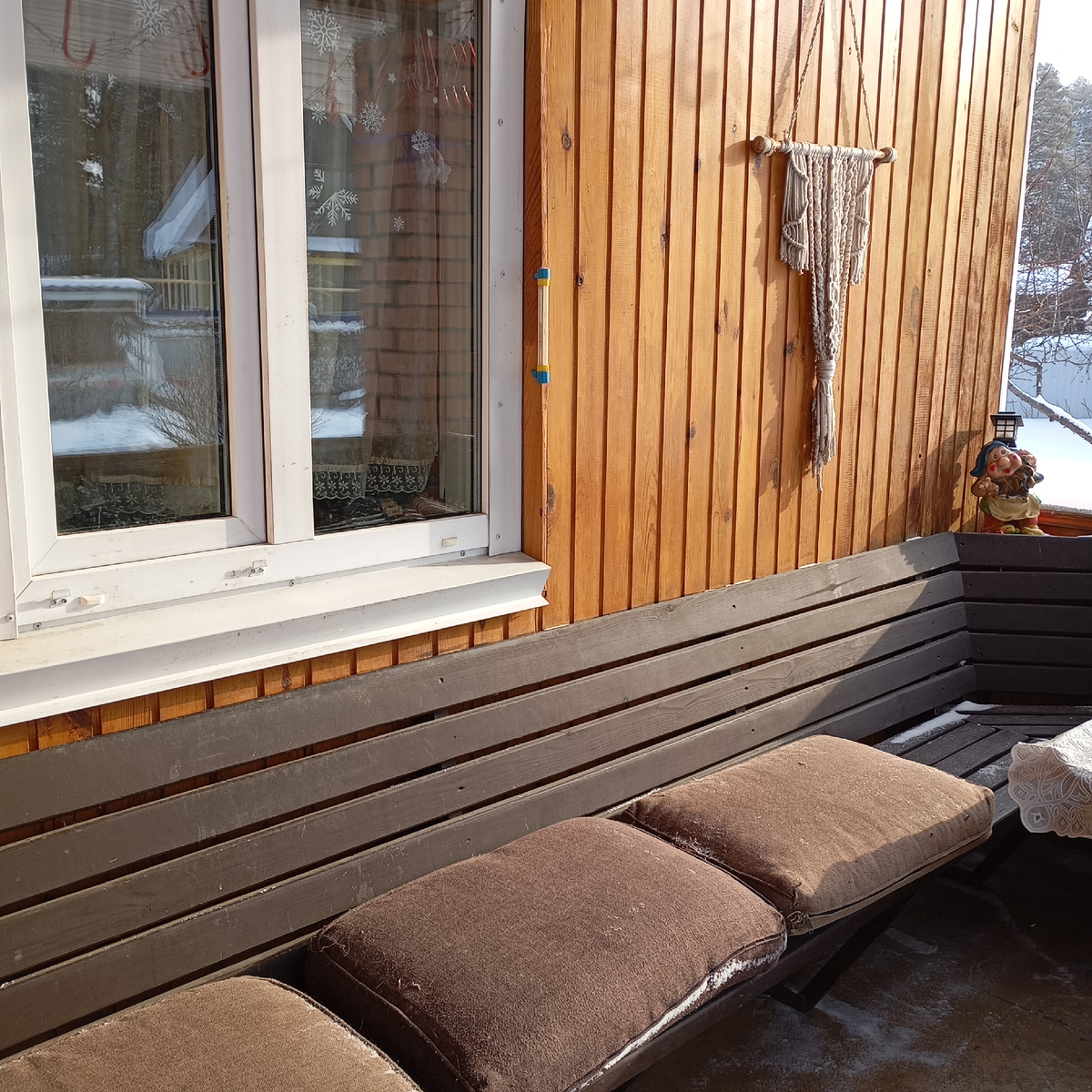 Всё подушки были в снегу.