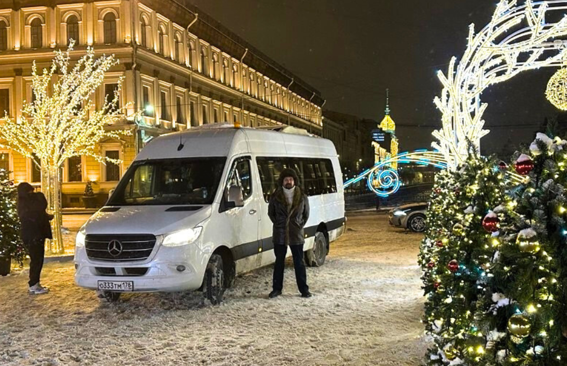 Автобус для организованных поездок и трансферов готов к отправлению.