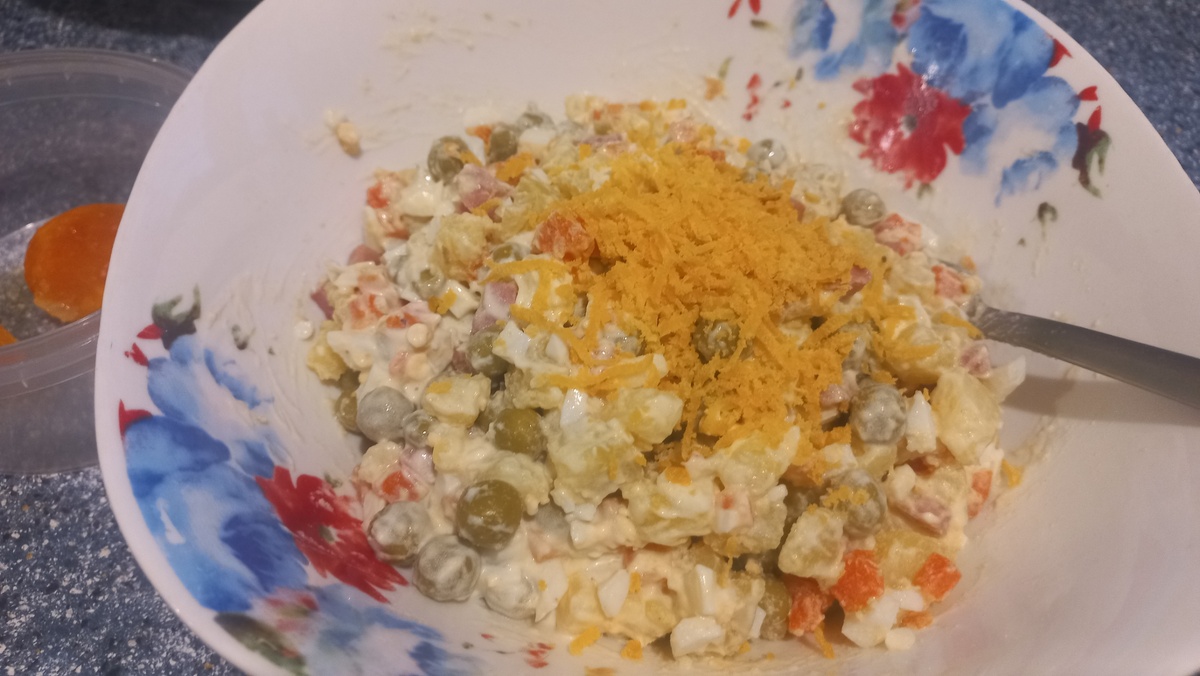 Брамборовый салат с посыпкой из вяленого желтка