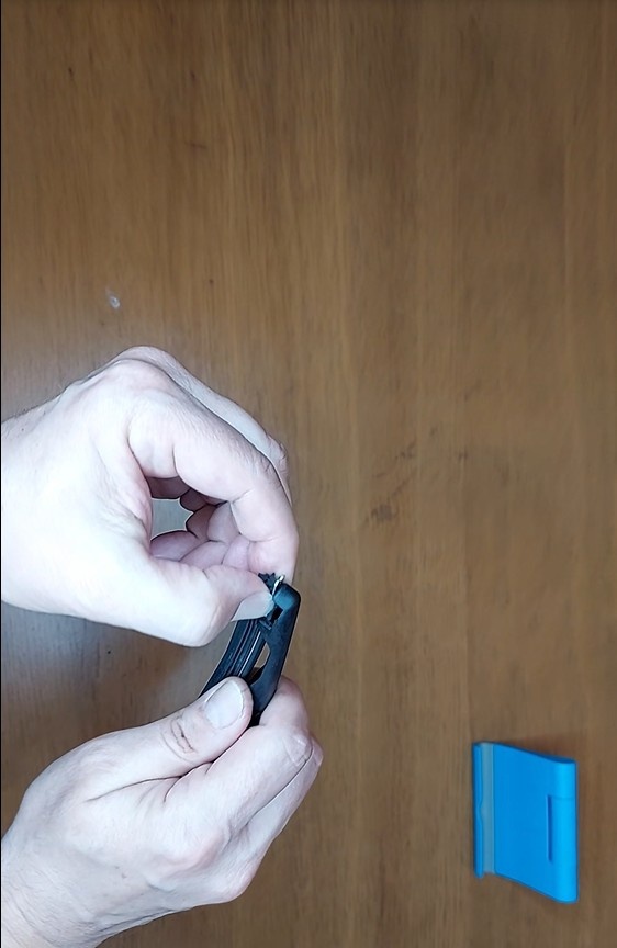 Надавливаем, чтобы кончики стальных направляющих поднялись