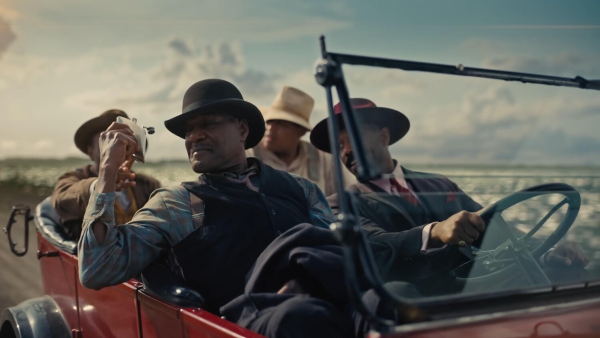 Кадр из фильма. Снять специально под «Оскар» вестерн, где практически все действующие лица негры и азиаты, – это надо «постараться»