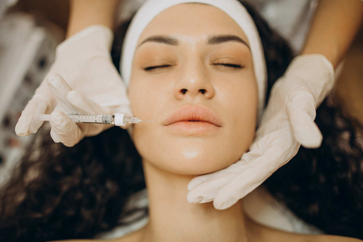 Изображение от freepik: https://ru.freepik.com/free-photo/woman-making-injections-cosmetologist_12178101.htm#fromView=search&page=2&position=36&uuid=6e26848d-e7c0-47bf-8844-15336dcd8995&query=инъекционная+процедура+для+лица+