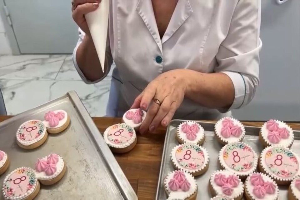    Медсестры госпиталя на Херсонщине получат пряники к 8 Марта. Фото: Народный фронт Крыма