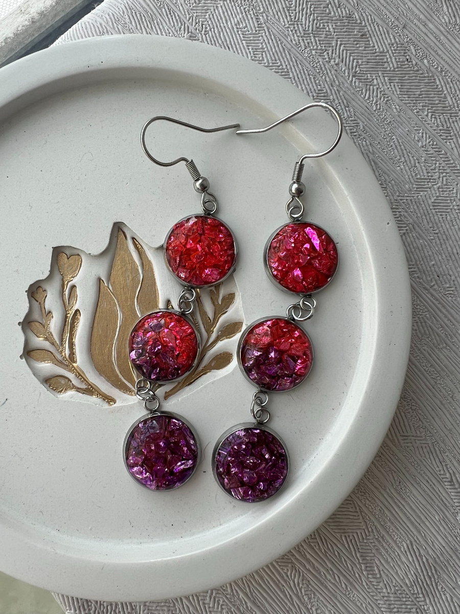 Серьги ручной работы из эпоксидной смолы со стеклянной крошкой