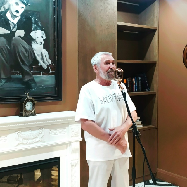 Евгений Юрьевич Лукин — русский писатель-фантаст, филолог, член Союза писателей. Один из представителей «четвёртой волны» русской фантастики. 