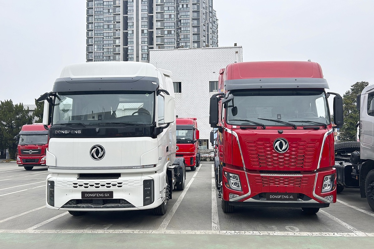 Флагманский тягач GX (X9) в белом цвете и магистральный тягач KL (X7), уже знакомый белорусским перевозчикам.