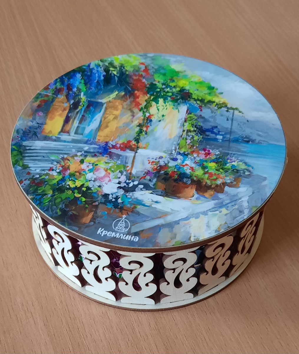 Вот такую шкатулочку с набором фрктов шоколаде должна оценить моя подруга. Она мечтает о домике о море, но пока живет в Сибири...