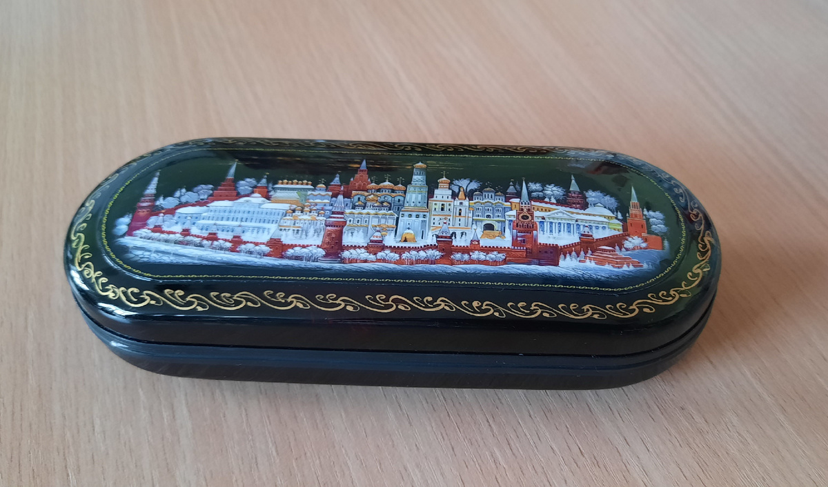 Этот очешник я решила оставить себе любимой. Там тоже внутри лежали конфеты